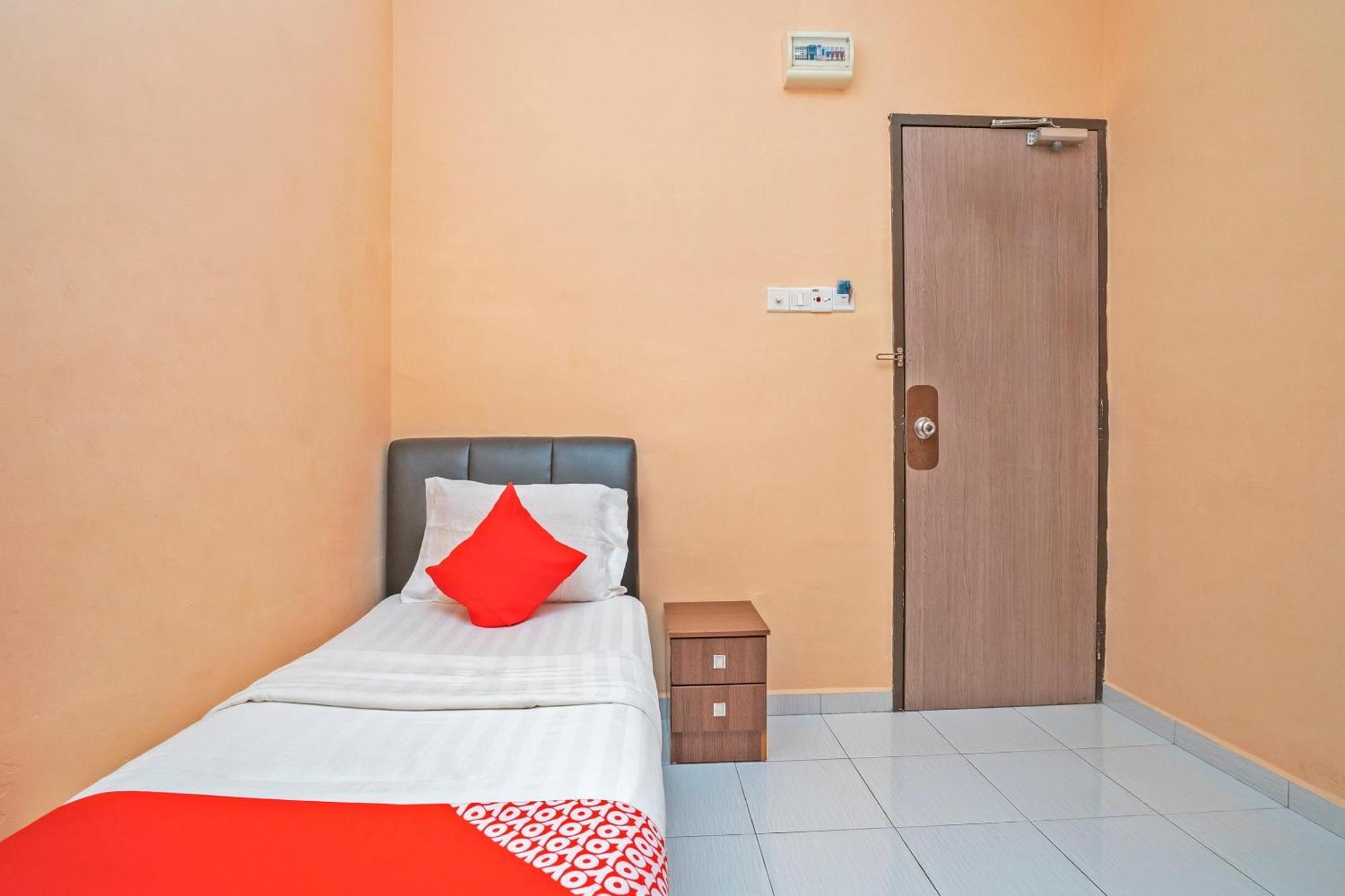 OYO 89328 Sz Hotel Lumut Kültér fotó