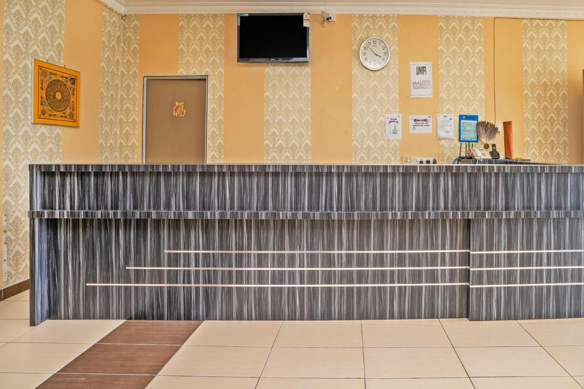 OYO 89328 Sz Hotel Lumut Kültér fotó