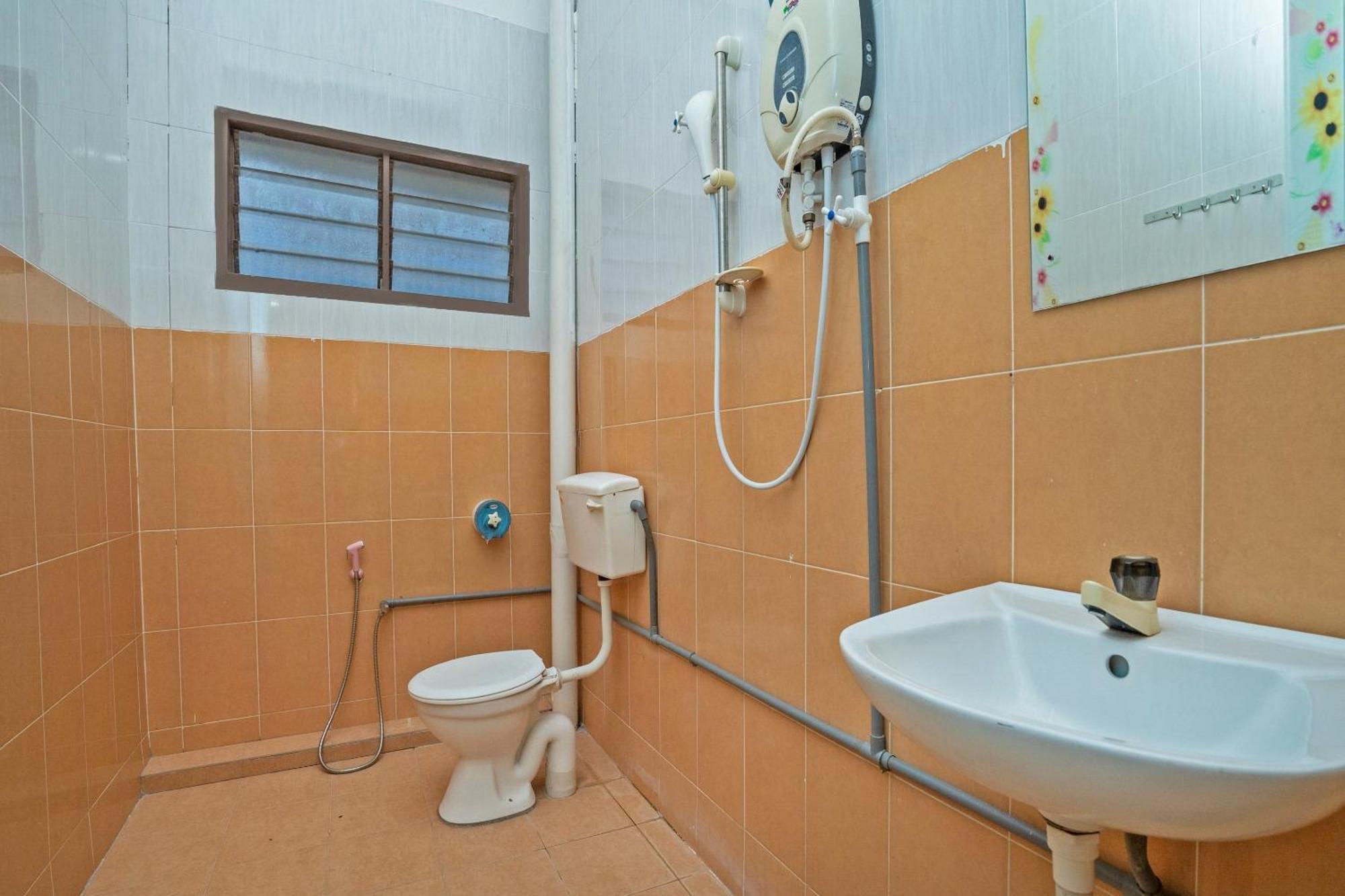 OYO 89328 Sz Hotel Lumut Kültér fotó